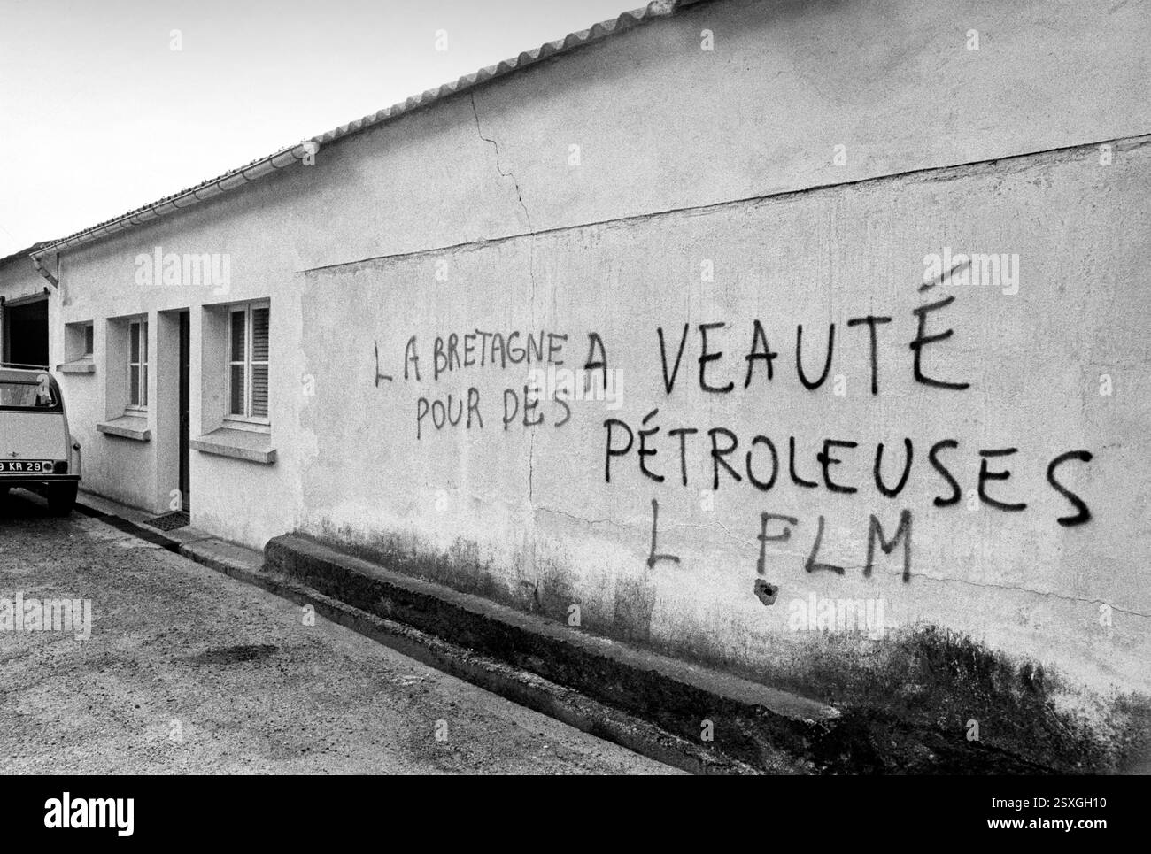 - Bretagne (Frankreich), Sommer 1978, Wandbeschriftungen gegen die Regierung und die Ölgesellschaften nach dem Unfall und dem Untergang des Öltankers Amoco Cadiz und der daraus resultierenden schweren Verschmutzung der bretonischen Küste. - Bretagna (Francia), Anwesen 1978, scritte murali di protesta contro il Governno e le compagnie petrolifere per l'incidente e l'affondamento della petroliera Amoco Cadiz e il conseguente grave inquinamento delle coste Bretoni Stockfoto