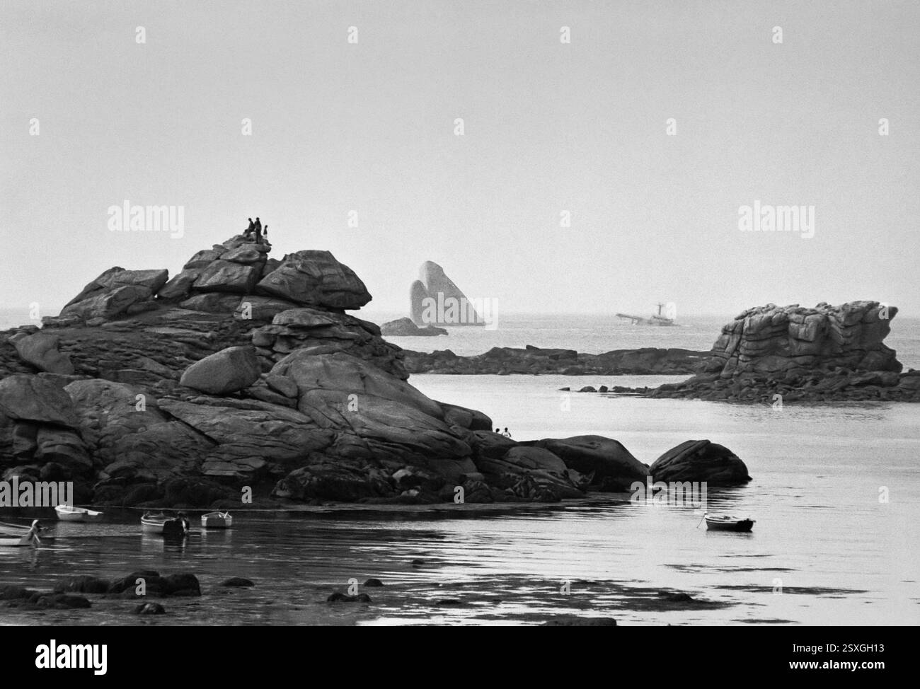 - Bretagne (Frankreich), Sommer 1978, am Horizont der Bug und die Überreste des Öltankschiffs Amoco Cadiz, der vor der bretonischen Küste sank und einen sehr schweren ökologischen Unfall verursacht hatte, weil Öl ins Meer und an die Küste gelangt ist. - Bretagna (Francia), Anwesen 1978, all'orizzonte la prua Ed i resti della petroliera Amoco Cadiz, affondata al largo delle coste Bretoni causando un gravissimo incidente ecologico per la fuoriuscita di petrolio nel Mare e sulla costa. Stockfoto