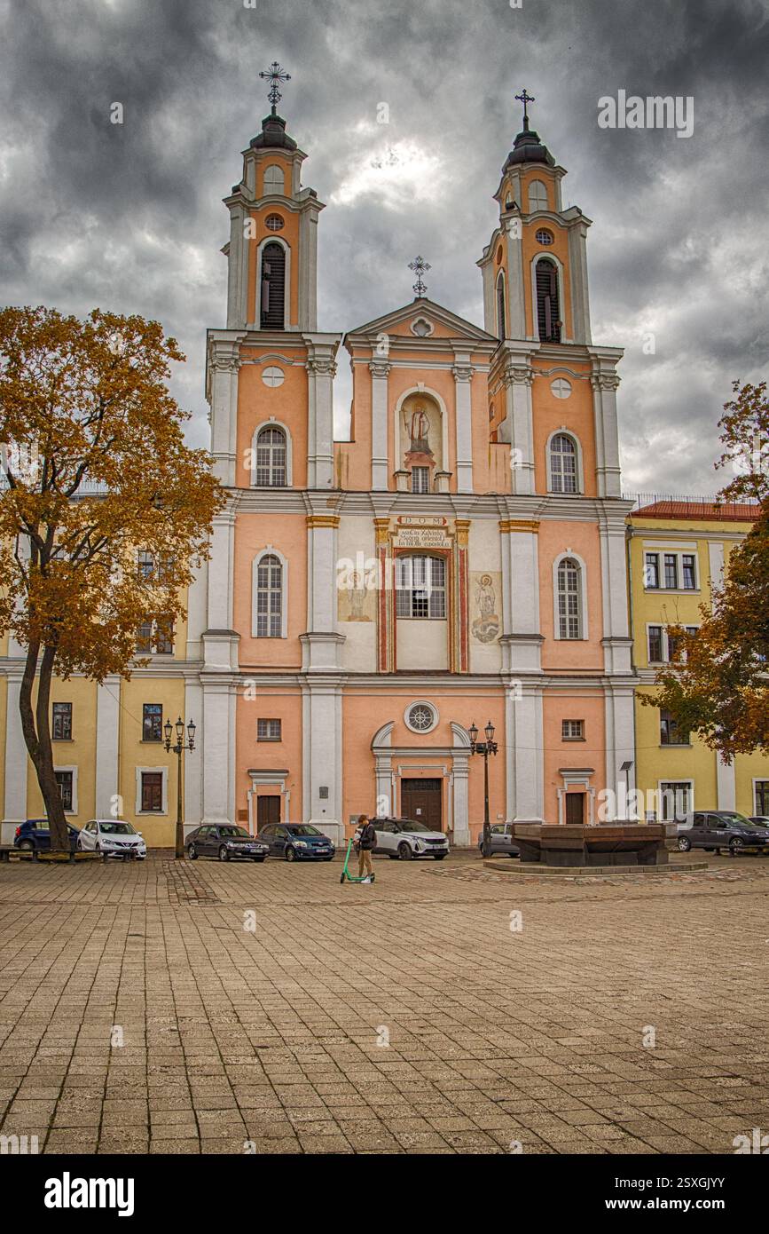 Kaunas. Die Kirche St. Franziskus Xavier befindet sich in der Altstadt von Kaunas, Litauen. Es wurde auf dem Platz in der Nähe des Rathauses von den Jesuiten errichtet Stockfoto