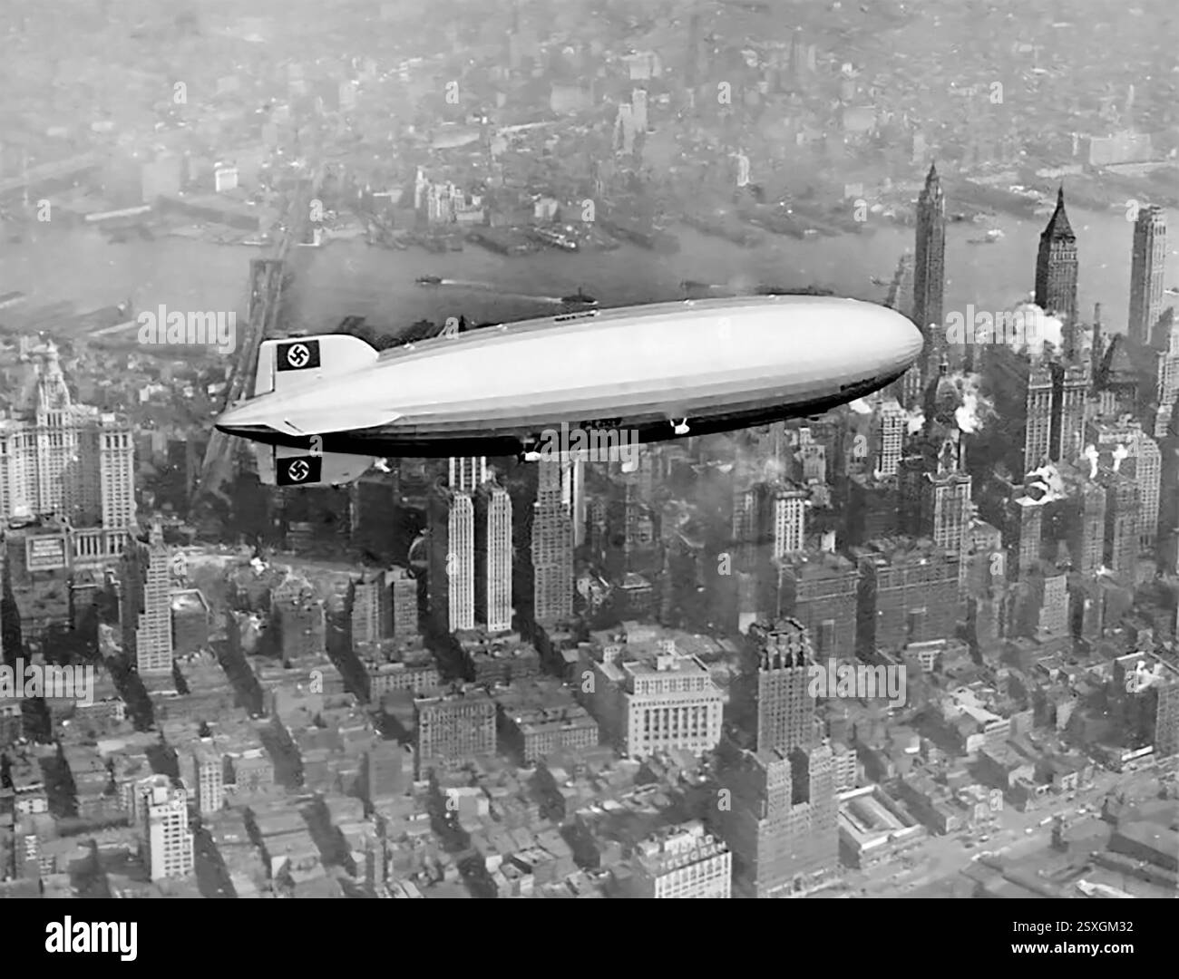 Die Hindenburg... Das Luftschiff Hindenburg, LZ129, flog über New York City, kurz bevor es am 6. Mai 1937 in Lakehurst, New Jersey, in Flammen ausbrach Stockfoto