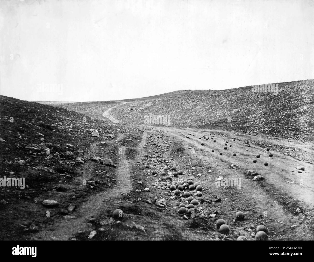 The Valley of the Shadow of Death, ein Krimkriegsfoto von Roger Fenton (1819–1869). Das Bild zeigt einen Feldweg, der mit Kanonenkugeln verstreut ist, 1855 Stockfoto