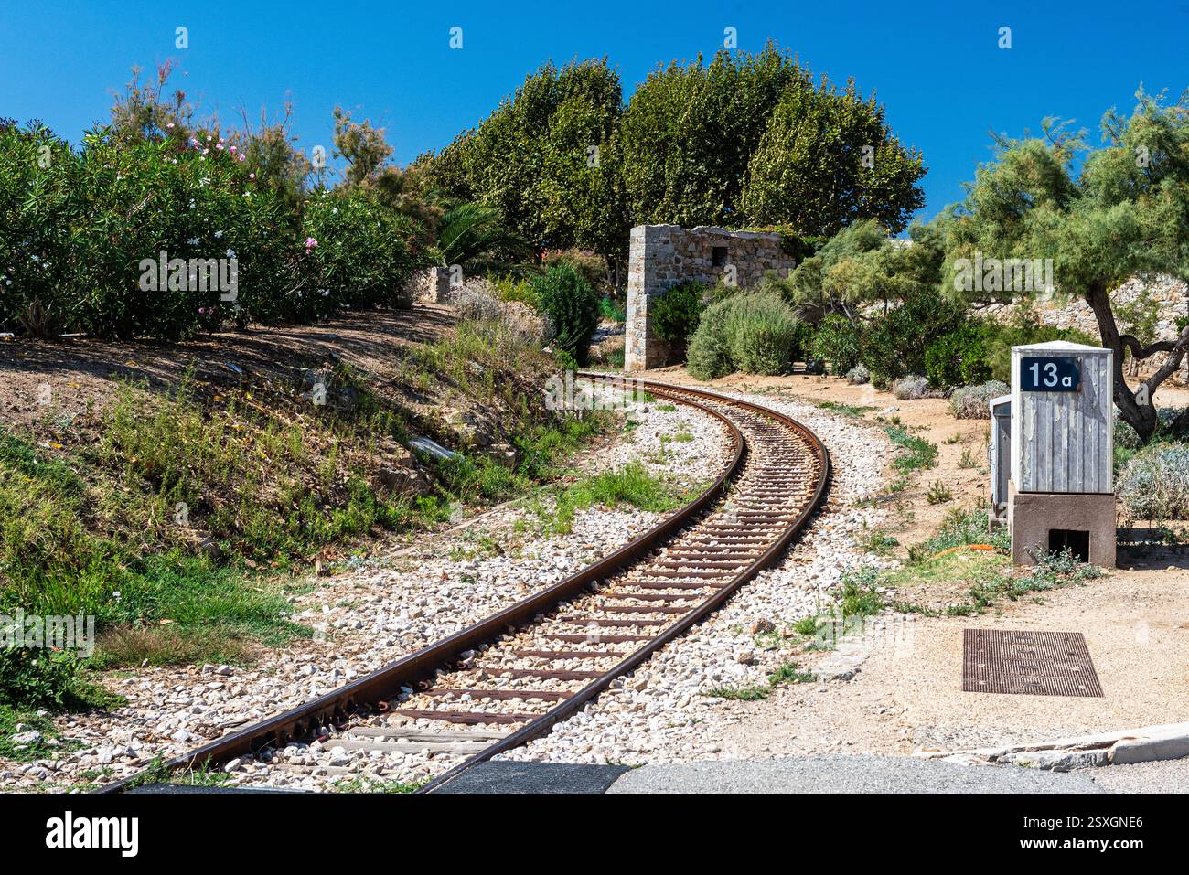 Blick auf eine Eisenbahnstrecke ohne Züge auf der Strecke. Stockfoto