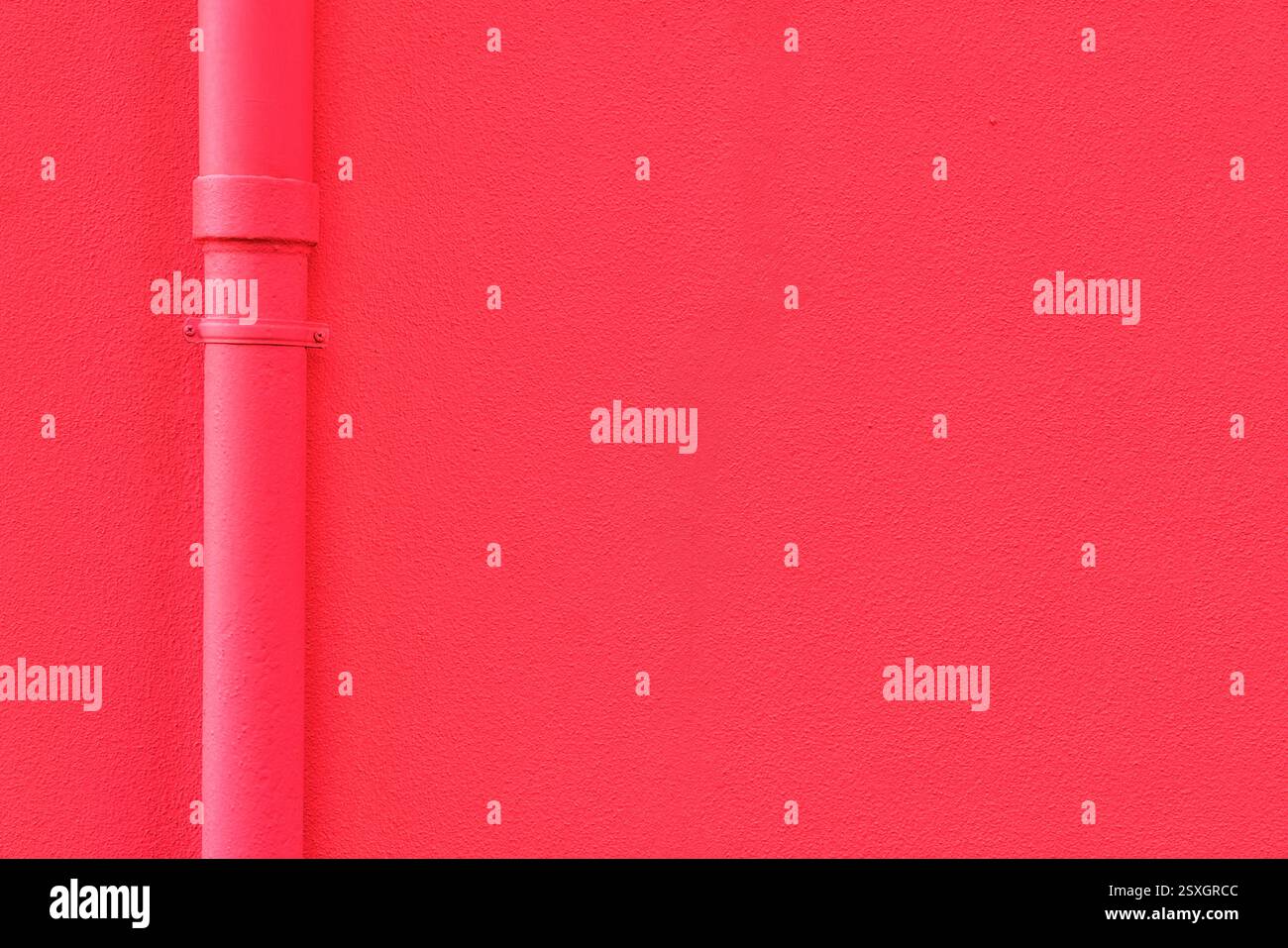 Rote Wandstruktur und eine rote fallrinne eines Hauses. Foto geeignet für Hintergrund oder Design Hintergrund. Kopierraum für Grafikdesign. Stockfoto