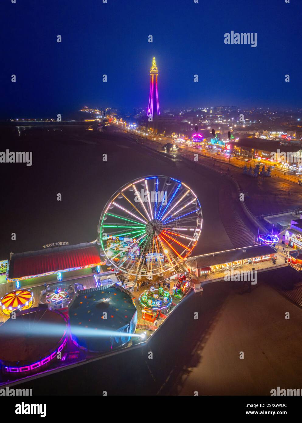 Luftbild von Blackpool Central Pier und Blackpool Tower entlang der Fylde Coast, Lancashire während einer schönen ruhigen Nacht am Meer. 15. Februar 2025 Stockfoto