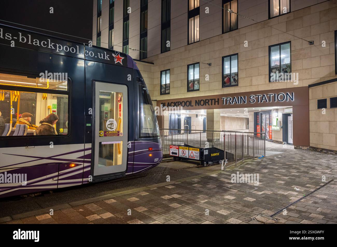 Die Blackpool Tram fährt an der neuen Straßenbahnhaltestelle von Blackpool North an. Februar 2025. Stockfoto