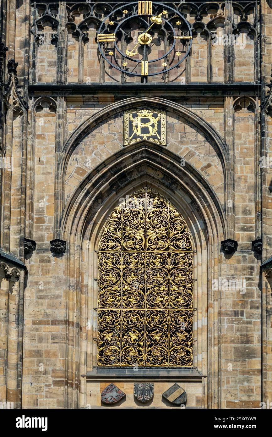 Bogenfenster mit goldenem Gitter auf der Basilika St. Georg in der Prager Burg. Aus der Reihe der Fenster der Welt. Stockfoto