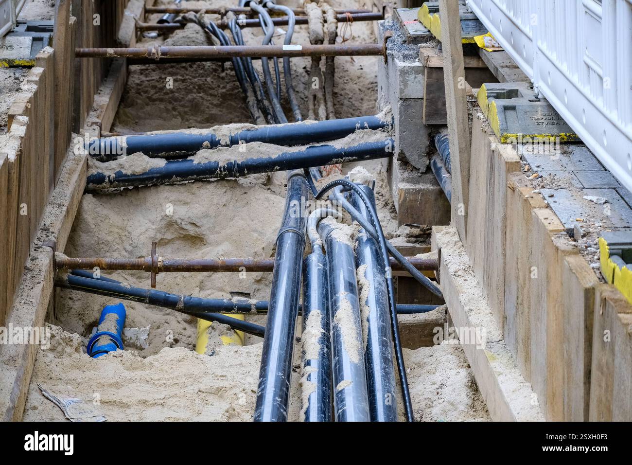 Düsseldorf 24.02.2025 Baustelle Friedrichstraße Kanalbauarbeiten Tiefbauarbeiten Versorgungsrohre Fernwärme Fernwärmeleitungen Gasleitungen Wasserrohre Mischwasserkanal Düsseldorf Nordrhein-Westfalen Deutschland *** Düsseldorf 24 02 2025 Baustelle Friedrichstraße Kanalbauarbeiten Tiefbauarbeiten Versorgungsleitungen Fernwärme Fernwärmeleitungen Gasleitungen Wasserleitungen Wasserrohre Wasserrohre Wasserrohre kombinierte Kanalisation Düsseldorf Nordrhein-Westfalen Deutschland Stockfoto