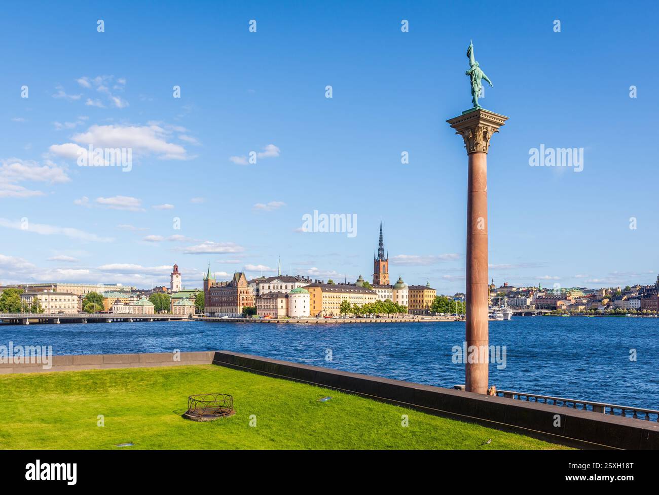 Die Insel Riddarholmen in der Altstadt von Stockholm, Schweden, vom Rathaus aus gesehen mit dem Denkmal für Engelbrekt im Vordergrund. Stockfoto