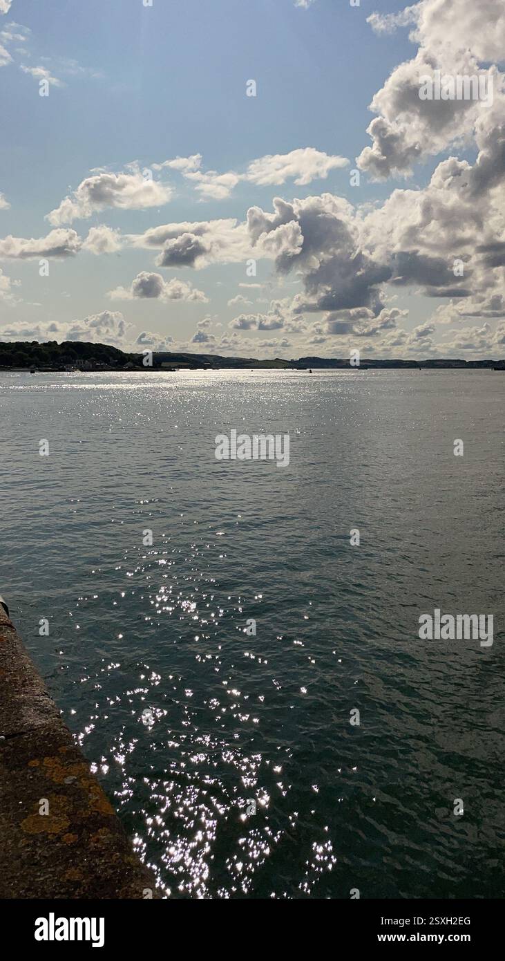 Bewölkter Strandtag am Meer im Februar 2025 - Smartphone-aufgenommenes Stockfoto