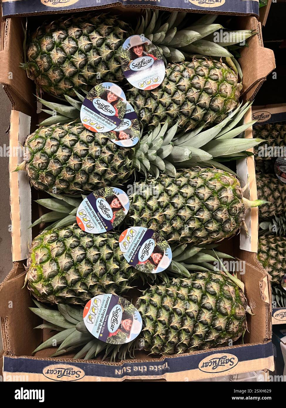 Ananas mit Sanlucar-Markenetiketten Stockfoto