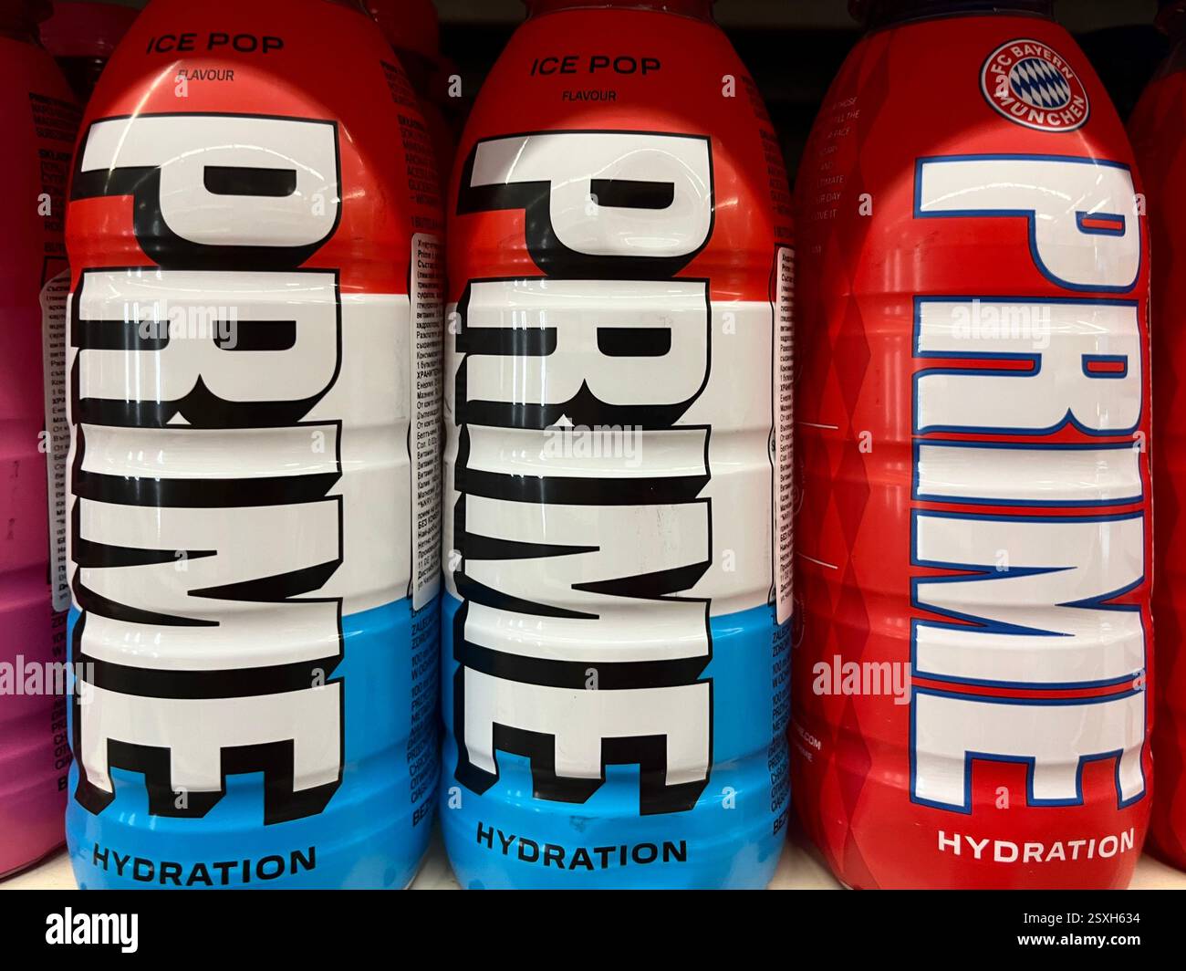 Verschiedene Prime Trinkflaschen in einem Supermarktregal mit verschiedenen Geschmacksrichtungen und Etikettendesigns Stockfoto