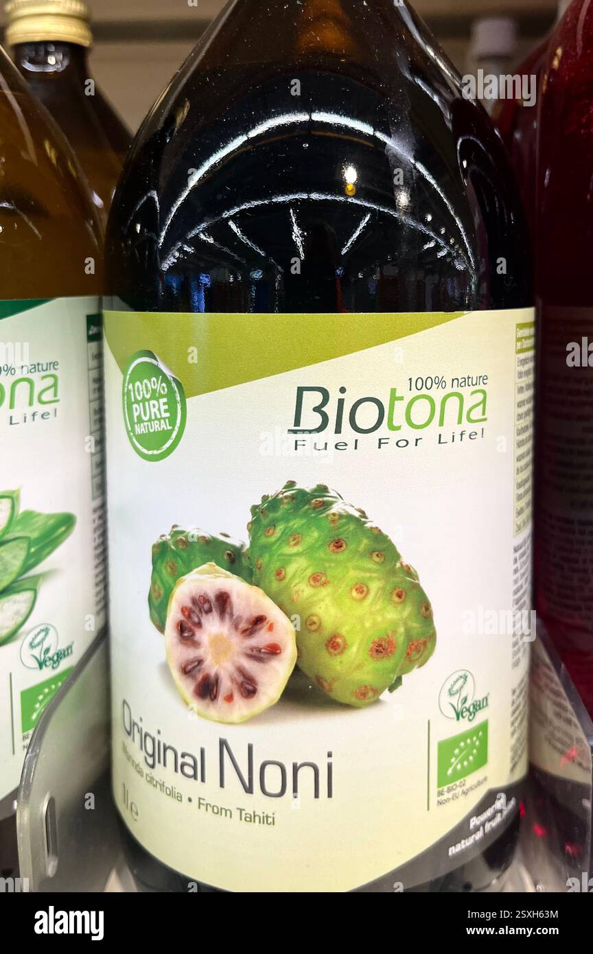Flasche Biotona Noni Saft, ein natürliches Nahrungsergänzungsmittel aus Morinda citrifolia Frucht, in der Einzelhandelsverpackung Stockfoto