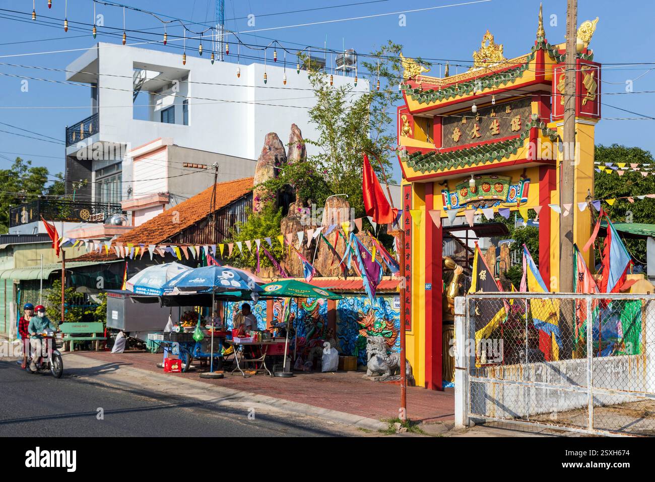 Eintritt zu Mr Bao Kultur, Taoismus Tempel, Long Thuan Dorf, Vietnam, Dienstag, November 2024. Foto: David Rowland / One-Image.com Stockfoto