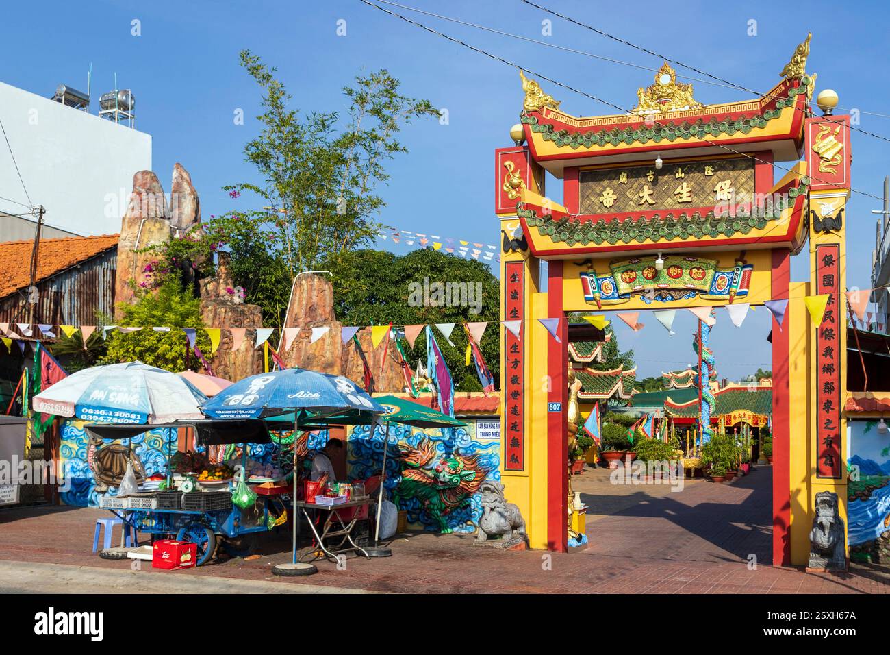 Eintritt zu Mr Bao Kultur, Taoismus Tempel, Long Thuan Dorf, Vietnam, Dienstag, November 2024. Foto: David Rowland / One-Image.com Stockfoto