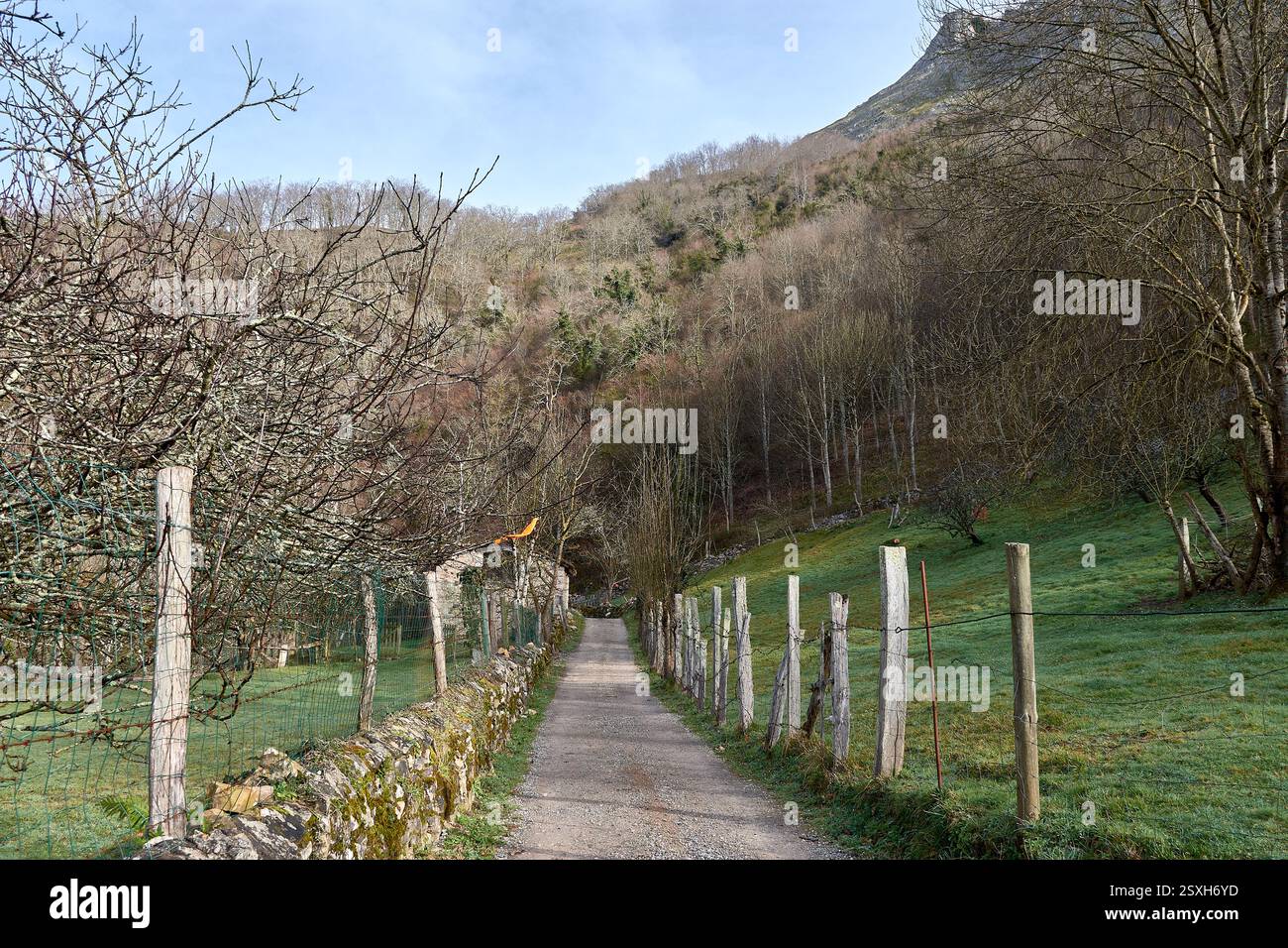 Der Dobra River Trail ist eine malerische Route, die zur Olla de San Vicente führt, einem Naturwunder in Asturien, Spanien. Dieser friedliche Pfad bietet Atem Stockfoto