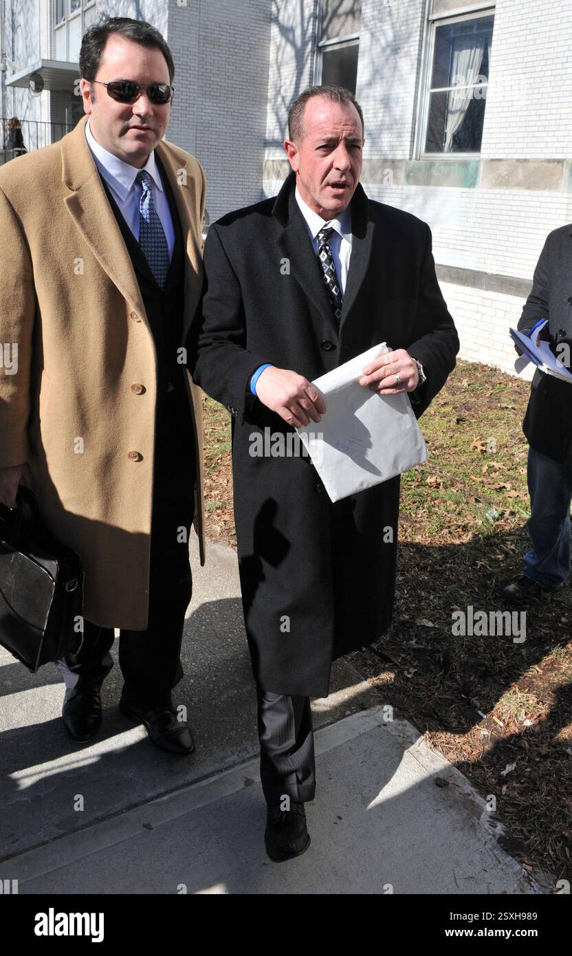 Westbury, Vereinigte Staaten Von Amerika. Februar 2010. WESTBURY, NY – 9. FEBRUAR 2010: Michael Lohan und Dina Lohan (Lindsay Lohans Eltern) kommen am Nassau County Family Court zu einer Unterhaltsanhörung für Kinder in Westbury, New York. People: Michael Lohan Credit: Storms Media Group/Alamy Live News Stockfoto