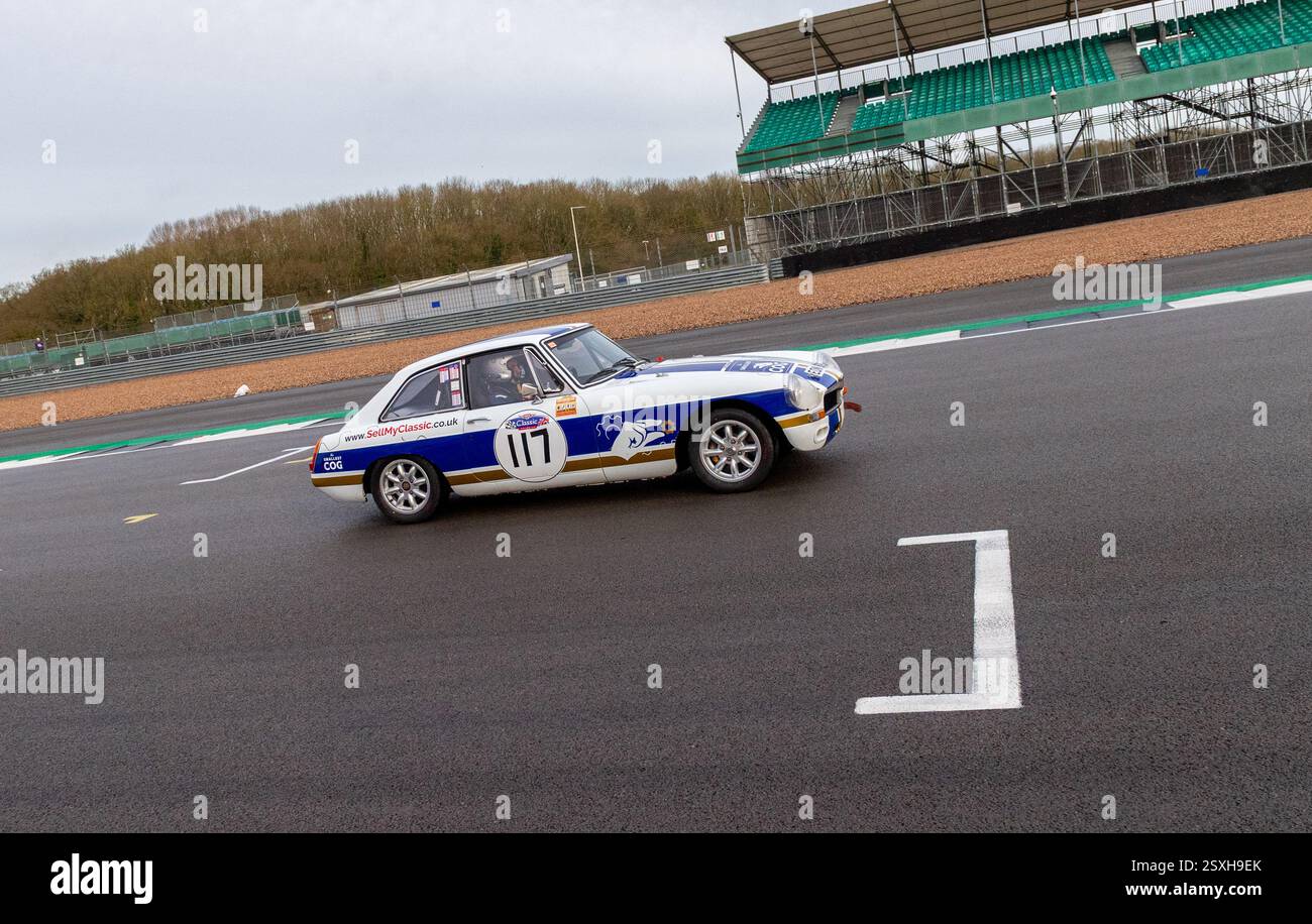 V.S.C.C. Pomeroy Trophy. Oldtimer aus der Vorkriegszeit treten gegen neuere Autos an, Silverstone Grand Prix Circuit, Silverstone Circuit. Stockfoto