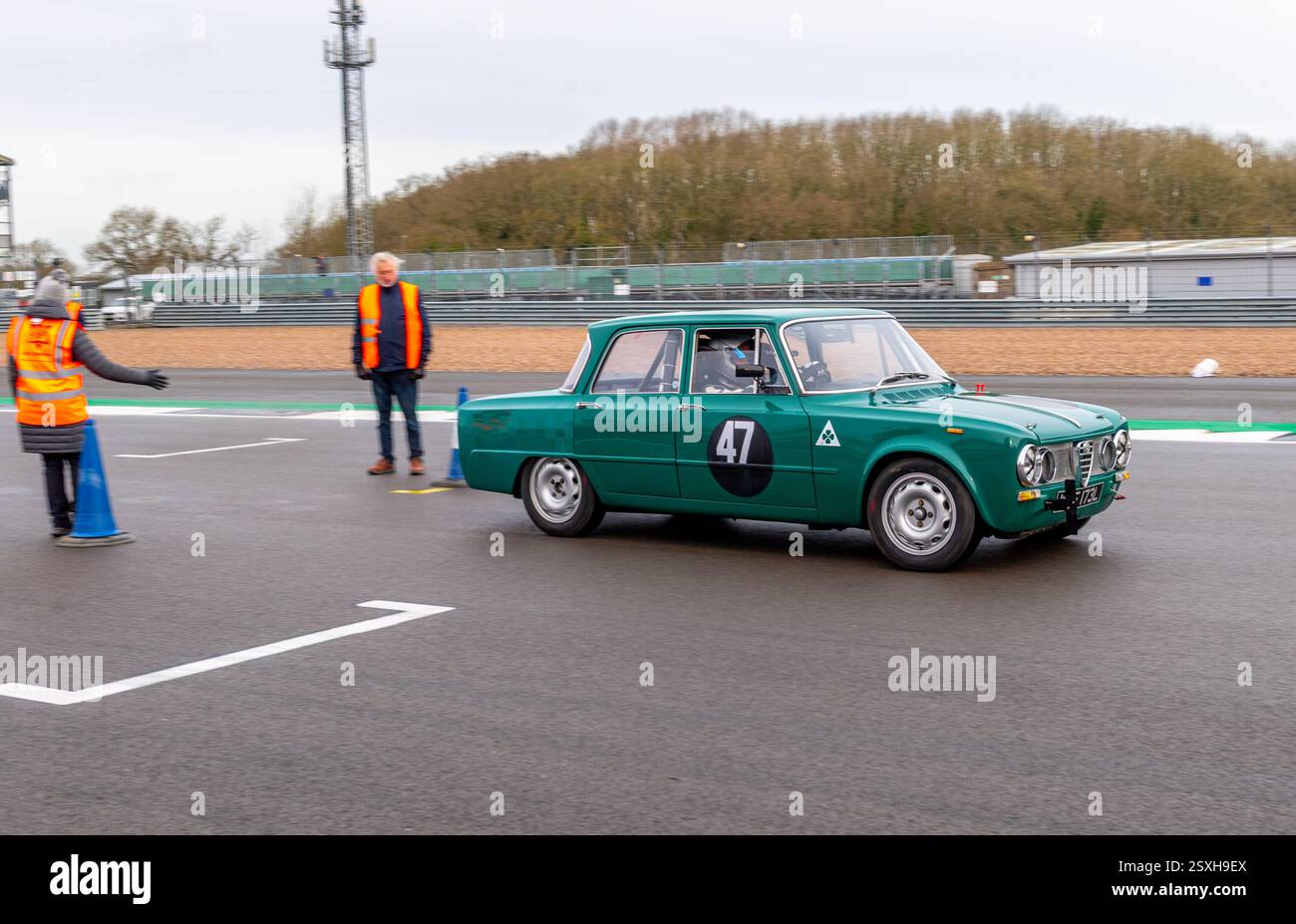V.S.C.C. Pomeroy Trophy. Oldtimer aus der Vorkriegszeit treten gegen neuere Autos an, Silverstone Grand Prix Circuit, Silverstone Circuit. Stockfoto