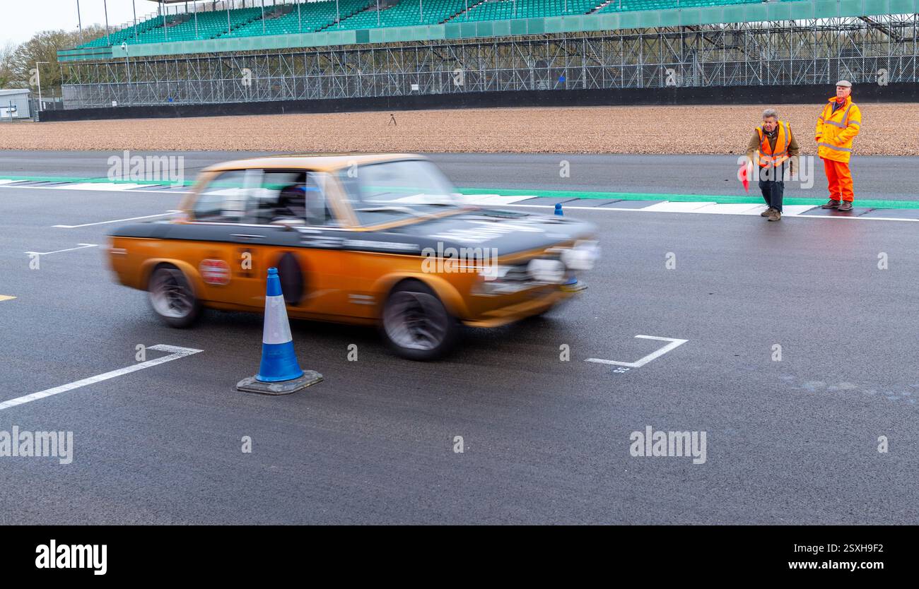 V.S.C.C. Pomeroy Trophy. Oldtimer aus der Vorkriegszeit treten gegen neuere Autos an, Silverstone Grand Prix Circuit, Silverstone Circuit. Stockfoto