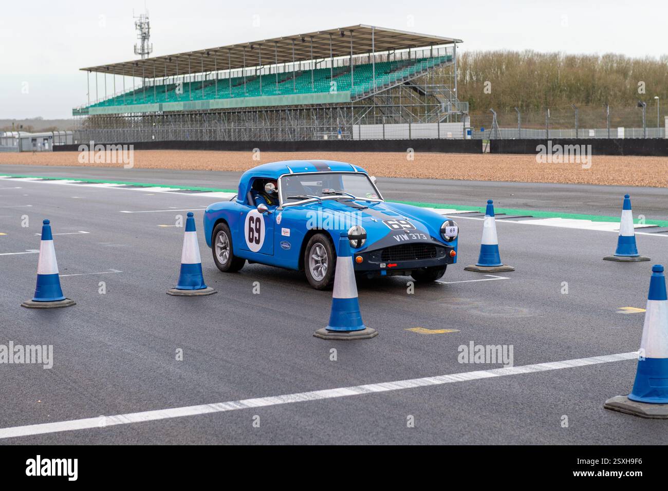 V.S.C.C. Pomeroy Trophy. Oldtimer aus der Vorkriegszeit treten gegen neuere Autos an, Silverstone Grand Prix Circuit, Silverstone Circuit. Stockfoto