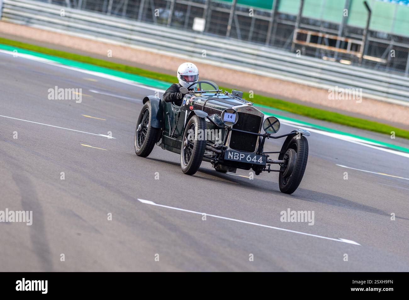 V.S.C.C. Pomeroy Trophy. Oldtimer aus der Vorkriegszeit treten gegen neuere Autos an, Silverstone Grand Prix Circuit, Silverstone Circuit. Stockfoto