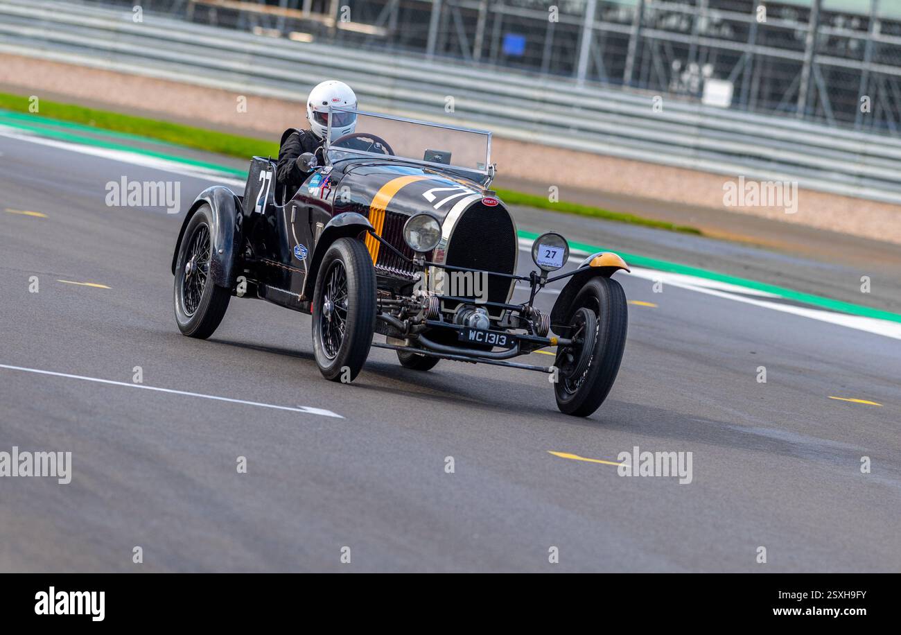 V.S.C.C. Pomeroy Trophy. Oldtimer aus der Vorkriegszeit treten gegen neuere Autos an, Silverstone Grand Prix Circuit, Silverstone Circuit. Stockfoto