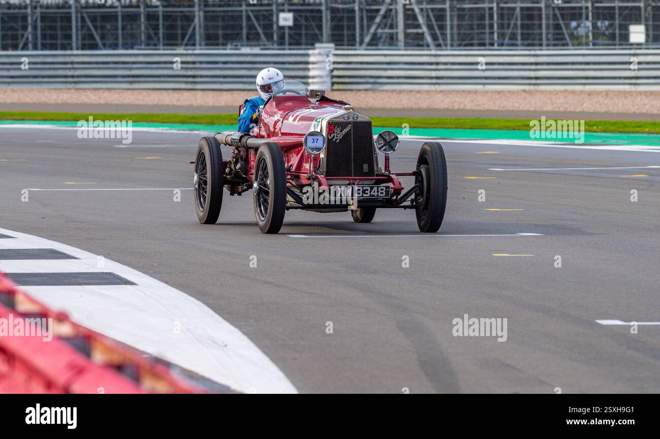 V.S.C.C. Pomeroy Trophy. Oldtimer aus der Vorkriegszeit treten gegen neuere Autos an, Silverstone Grand Prix Circuit, Silverstone Circuit. Stockfoto