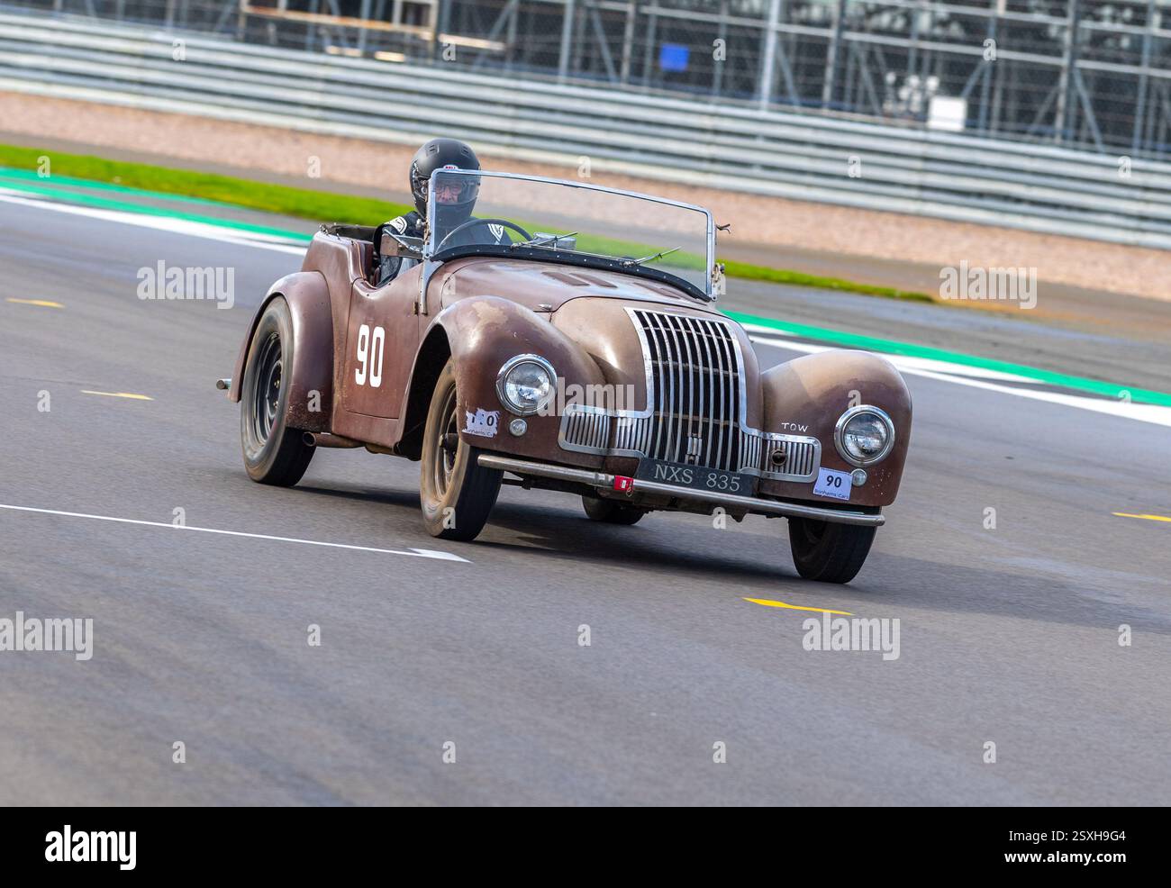 V.S.C.C. Pomeroy Trophy. Oldtimer aus der Vorkriegszeit treten gegen neuere Autos an, Silverstone Grand Prix Circuit, Silverstone Circuit. Stockfoto