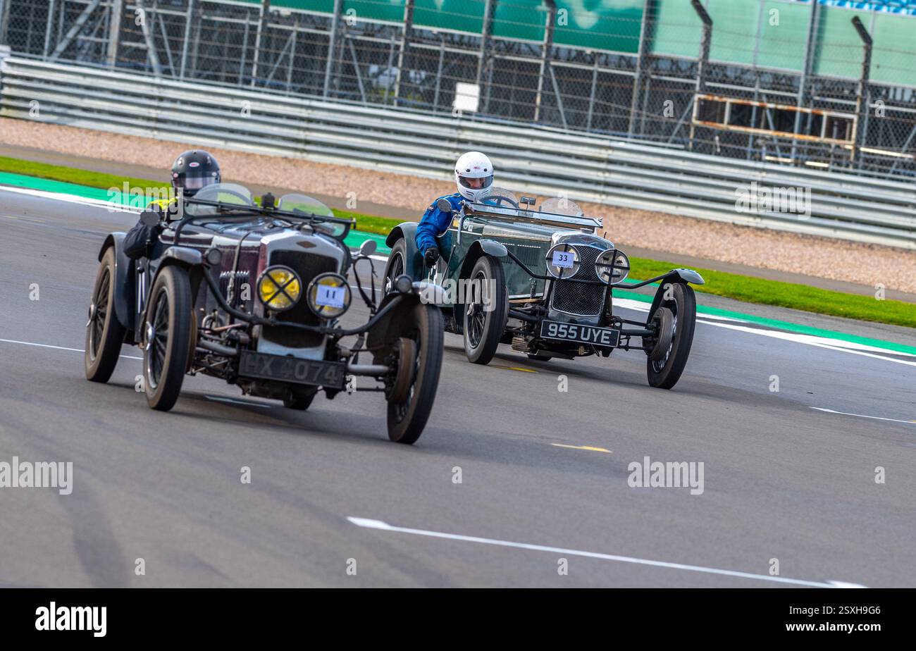 V.S.C.C. Pomeroy Trophy. Oldtimer aus der Vorkriegszeit treten gegen neuere Autos an, Silverstone Grand Prix Circuit, Silverstone Circuit. Stockfoto