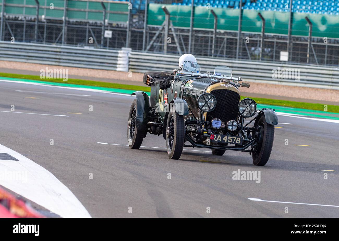 V.S.C.C. Pomeroy Trophy. Oldtimer aus der Vorkriegszeit treten gegen neuere Autos an, Silverstone Grand Prix Circuit, Silverstone Circuit. Stockfoto