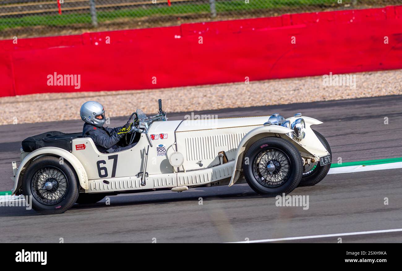V.S.C.C. Pomeroy Trophy. Oldtimer aus der Vorkriegszeit treten gegen neuere Autos an, Silverstone Grand Prix Circuit, Silverstone Circuit. Stockfoto