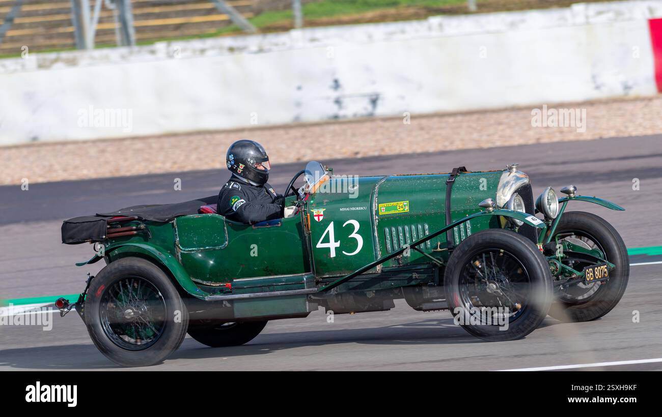 V.S.C.C. Pomeroy Trophy. Oldtimer aus der Vorkriegszeit treten gegen neuere Autos an, Silverstone Grand Prix Circuit, Silverstone Circuit. Stockfoto