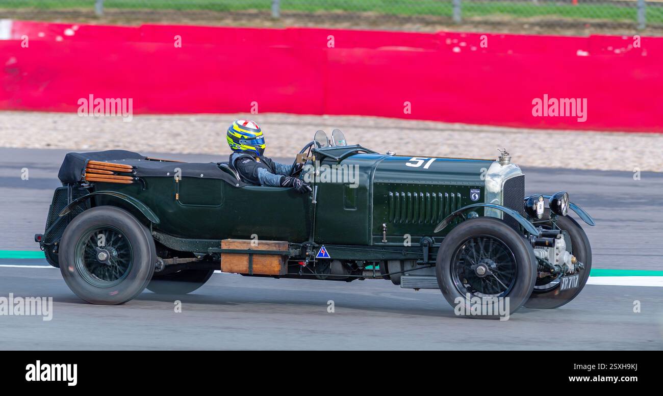 V.S.C.C. Pomeroy Trophy. Oldtimer aus der Vorkriegszeit treten gegen neuere Autos an, Silverstone Grand Prix Circuit, Silverstone Circuit. Stockfoto