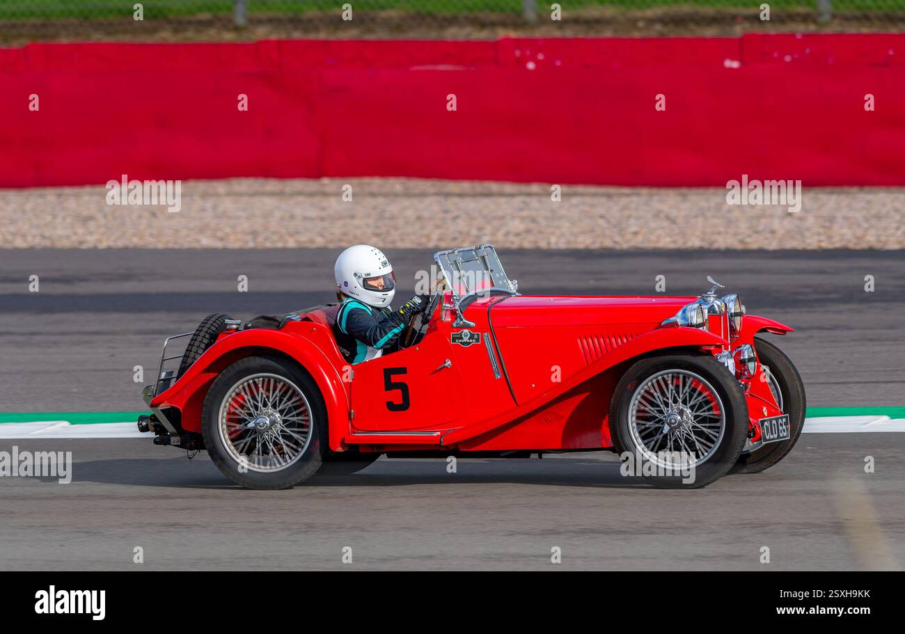V.S.C.C. Pomeroy Trophy. Oldtimer aus der Vorkriegszeit treten gegen neuere Autos an, Silverstone Grand Prix Circuit, Silverstone Circuit. Stockfoto