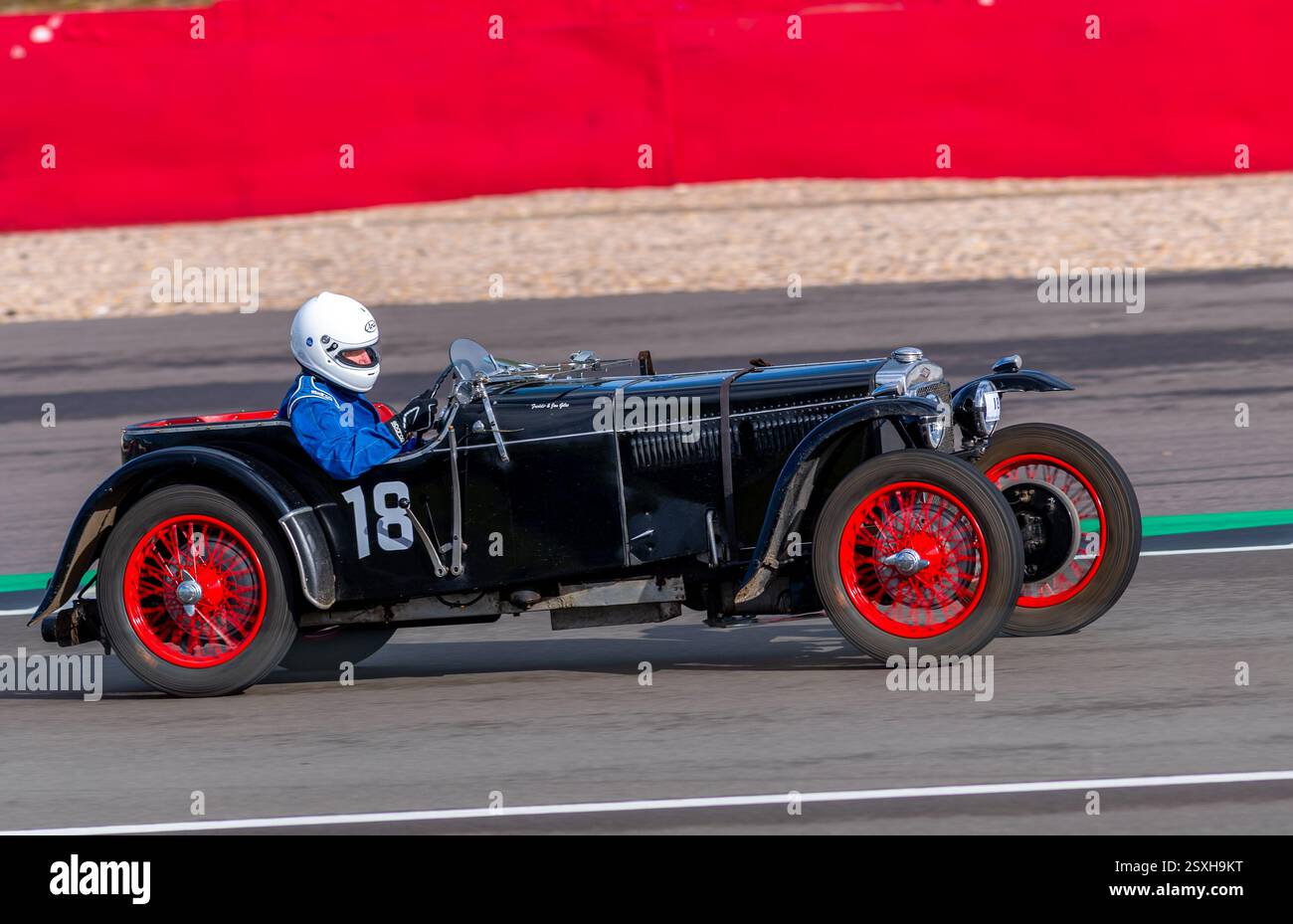 V.S.C.C. Pomeroy Trophy. Oldtimer aus der Vorkriegszeit treten gegen neuere Autos an, Silverstone Grand Prix Circuit, Silverstone Circuit. Stockfoto
