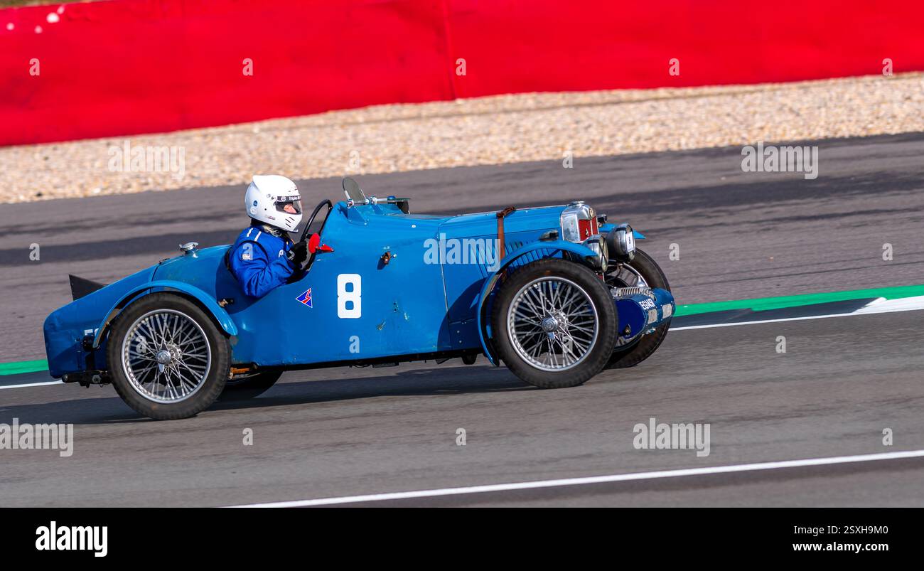 V.S.C.C. Pomeroy Trophy. Oldtimer aus der Vorkriegszeit treten gegen neuere Autos an, Silverstone Grand Prix Circuit, Silverstone Circuit. Stockfoto