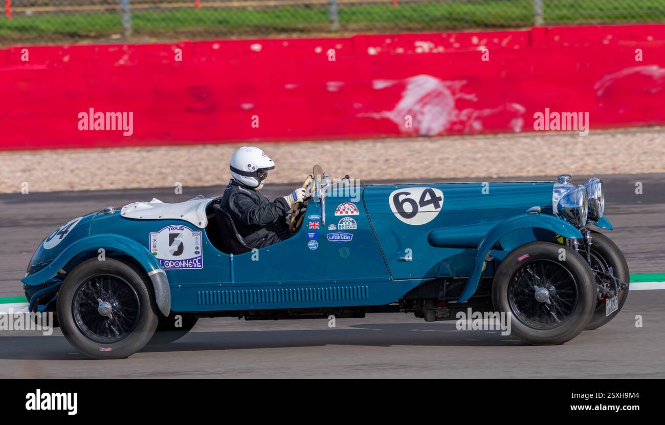 V.S.C.C. Pomeroy Trophy. Oldtimer aus der Vorkriegszeit treten gegen neuere Autos an, Silverstone Grand Prix Circuit, Silverstone Circuit. Stockfoto