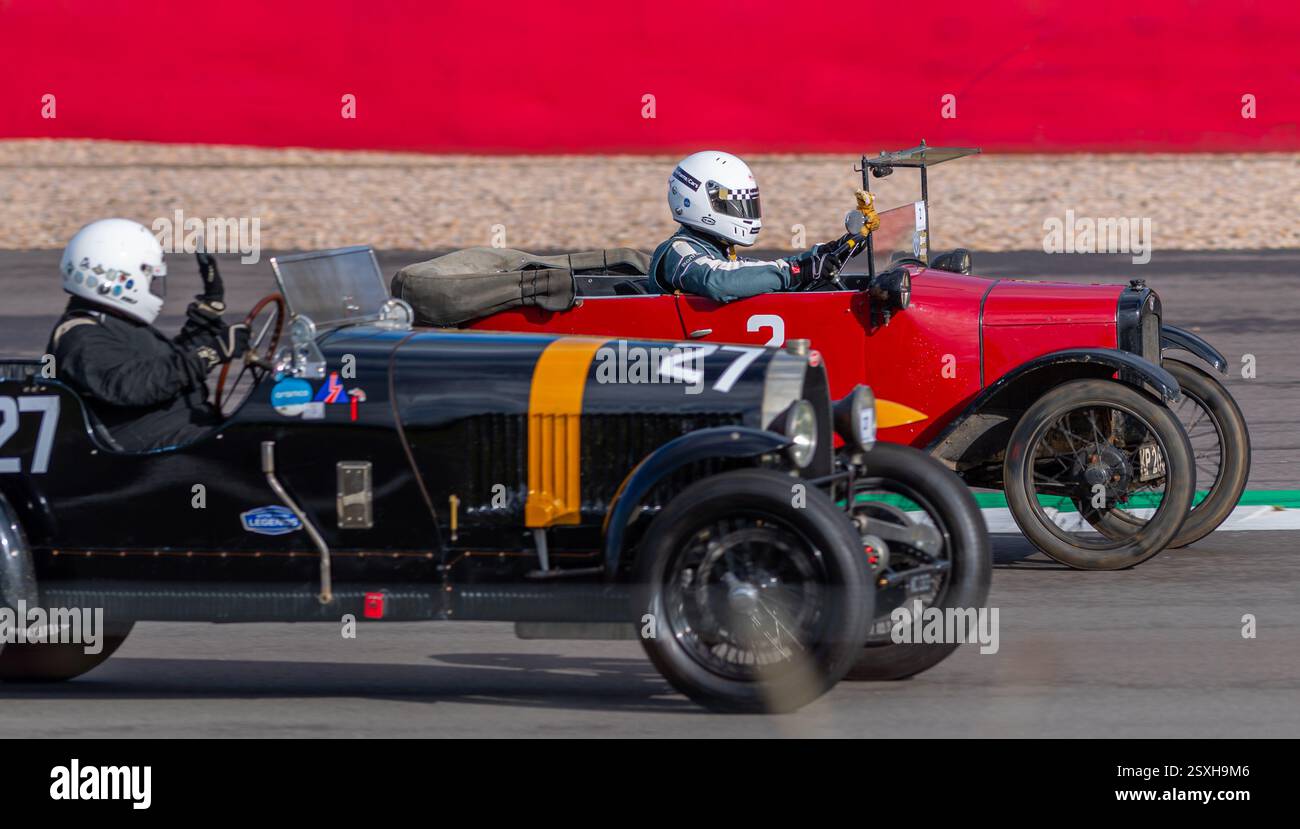 V.S.C.C. Pomeroy Trophy. Oldtimer aus der Vorkriegszeit treten gegen neuere Autos an, Silverstone Grand Prix Circuit, Silverstone Circuit. Stockfoto