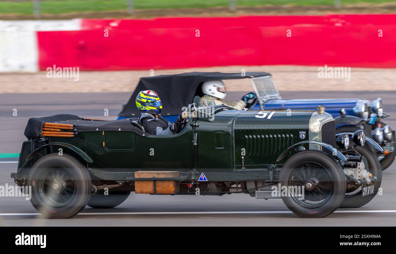 V.S.C.C. Pomeroy Trophy. Oldtimer aus der Vorkriegszeit treten gegen neuere Autos an, Silverstone Grand Prix Circuit, Silverstone Circuit. Stockfoto