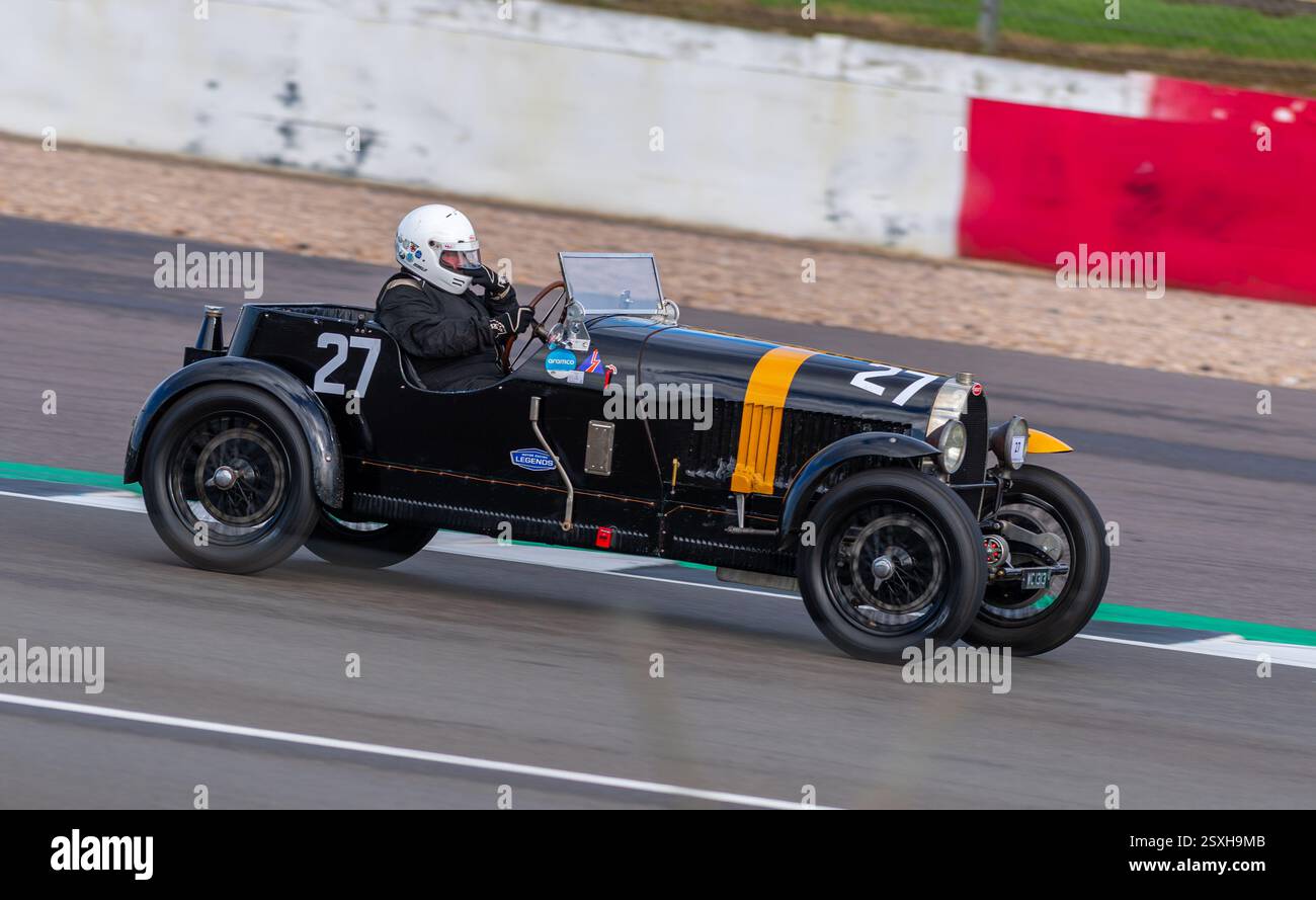 V.S.C.C. Pomeroy Trophy. Oldtimer aus der Vorkriegszeit treten gegen neuere Autos an, Silverstone Grand Prix Circuit, Silverstone Circuit. Stockfoto