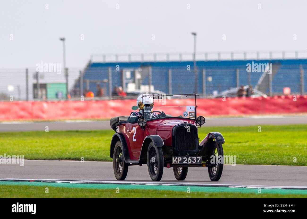 V.S.C.C. Pomeroy Trophy. Oldtimer aus der Vorkriegszeit treten gegen neuere Autos an, Silverstone Grand Prix Circuit, Silverstone Circuit. Stockfoto