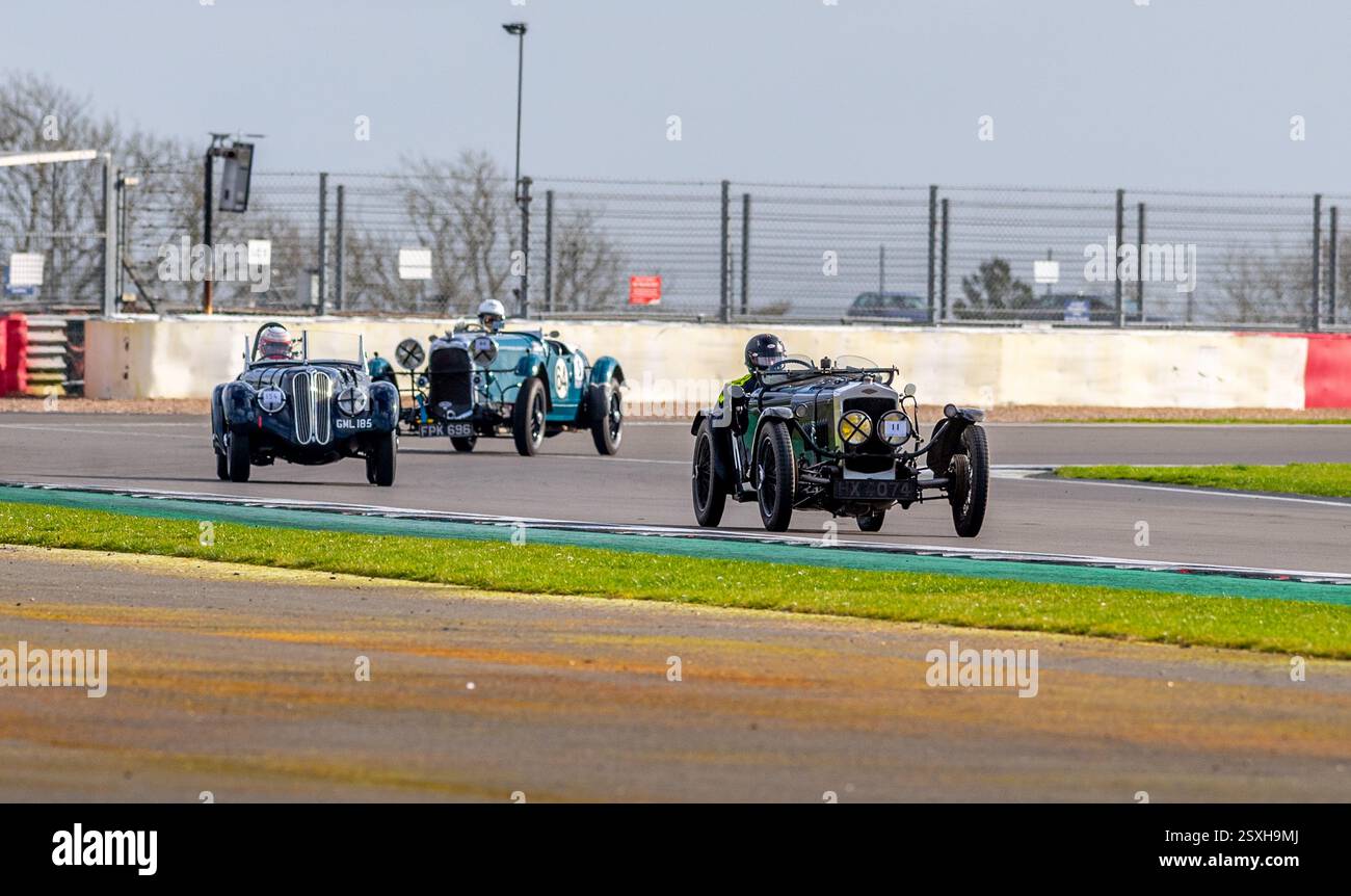 V.S.C.C. Pomeroy Trophy. Oldtimer aus der Vorkriegszeit treten gegen neuere Autos an, Silverstone Grand Prix Circuit, Silverstone Circuit. Stockfoto