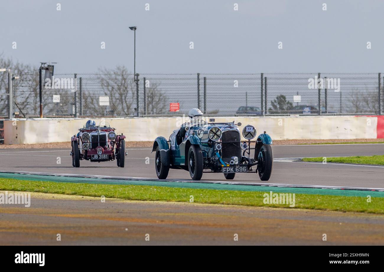 V.S.C.C. Pomeroy Trophy. Oldtimer aus der Vorkriegszeit treten gegen neuere Autos an, Silverstone Grand Prix Circuit, Silverstone Circuit. Stockfoto