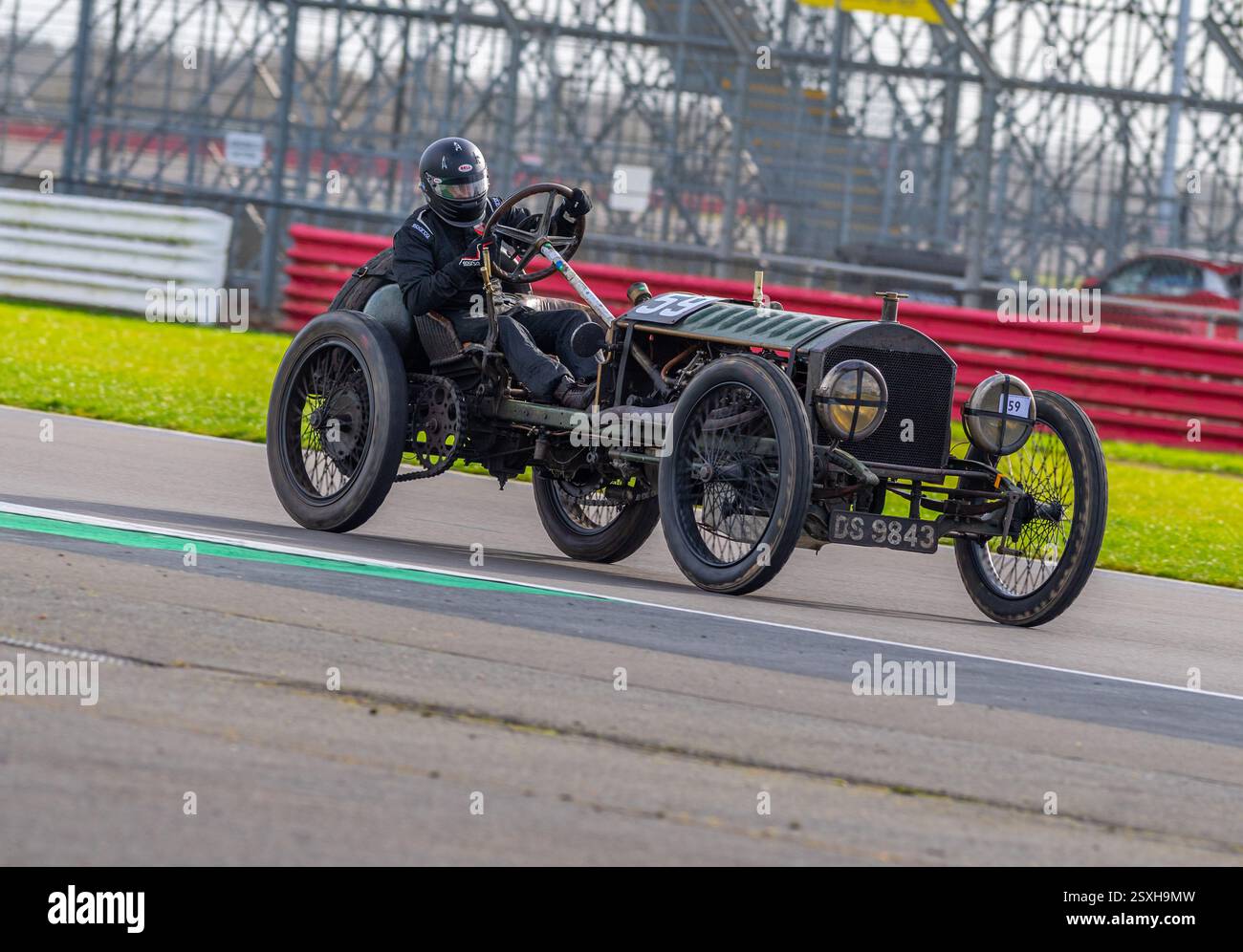 V.S.C.C. Pomeroy Trophy. Oldtimer aus der Vorkriegszeit treten gegen neuere Autos an, Silverstone Grand Prix Circuit, Silverstone Circuit. Stockfoto