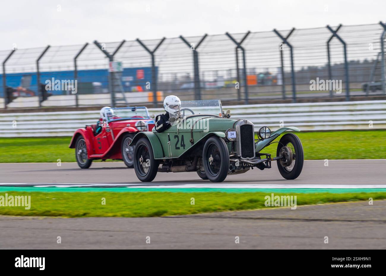V.S.C.C. Pomeroy Trophy. Oldtimer aus der Vorkriegszeit treten gegen neuere Autos an, Silverstone Grand Prix Circuit, Silverstone Circuit. Stockfoto