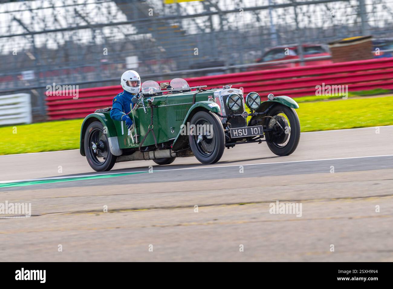 V.S.C.C. Pomeroy Trophy. Oldtimer aus der Vorkriegszeit treten gegen neuere Autos an, Silverstone Grand Prix Circuit, Silverstone Circuit. Stockfoto