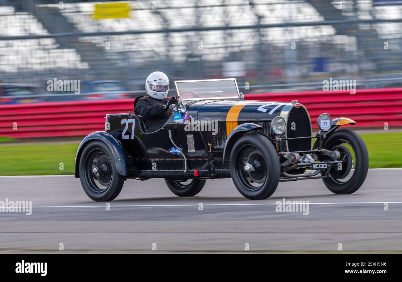 V.S.C.C. Pomeroy Trophy. Oldtimer aus der Vorkriegszeit treten gegen neuere Autos an, Silverstone Grand Prix Circuit, Silverstone Circuit. Stockfoto