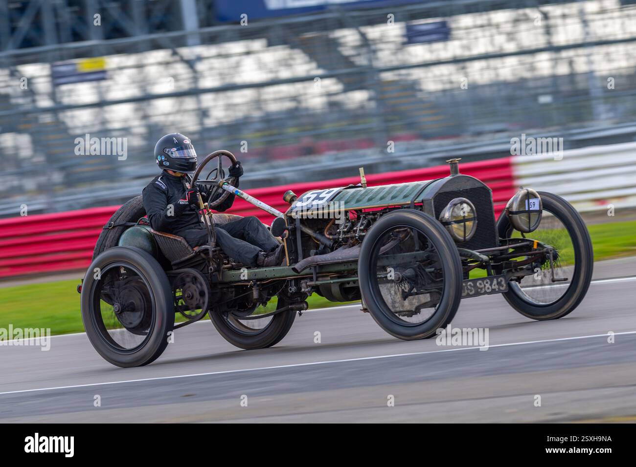 V.S.C.C. Pomeroy Trophy. Oldtimer aus der Vorkriegszeit treten gegen neuere Autos an, Silverstone Grand Prix Circuit, Silverstone Circuit. Stockfoto