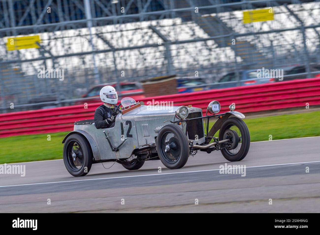 V.S.C.C. Pomeroy Trophy. Oldtimer aus der Vorkriegszeit treten gegen neuere Autos an, Silverstone Grand Prix Circuit, Silverstone Circuit. Stockfoto