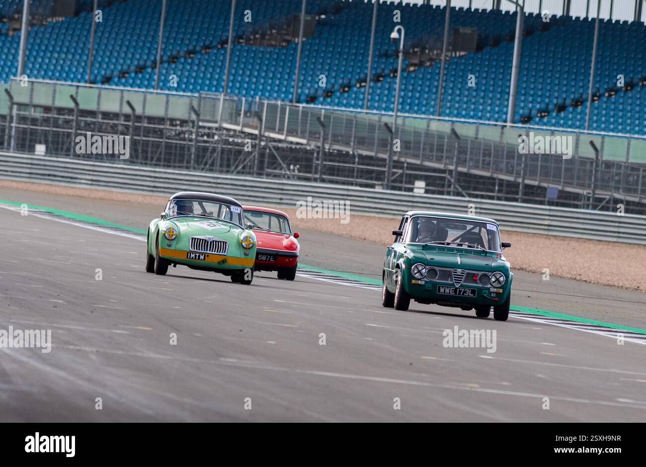 V.S.C.C. Pomeroy Trophy. Oldtimer aus der Vorkriegszeit treten gegen neuere Autos an, Silverstone Grand Prix Circuit, Silverstone Circuit. Stockfoto